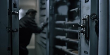 物业私藏业主财物违法吗？
